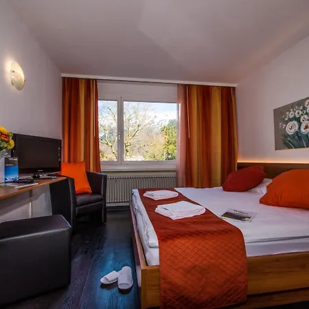 Merkur - West Station Hotel