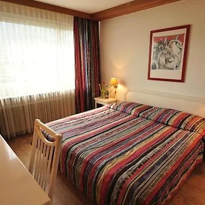 Hotel Merkur - West Station Entrelagos