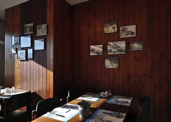 Hotel Merkur - West Station Entrelagos