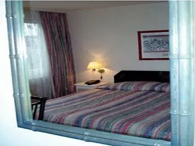 Merkur - West Station فندق