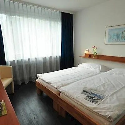 Hotel Merkur - West Station Entrelagos