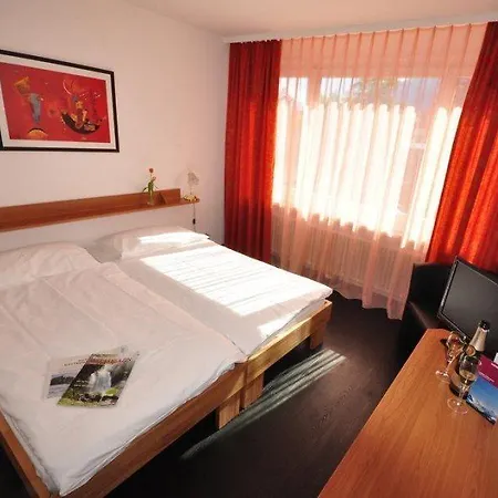 Отель Merkur - West Station